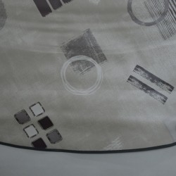 Toile cirée ronde de 4 à 6 couverts aux motifs géométriques modernes sur fond gris