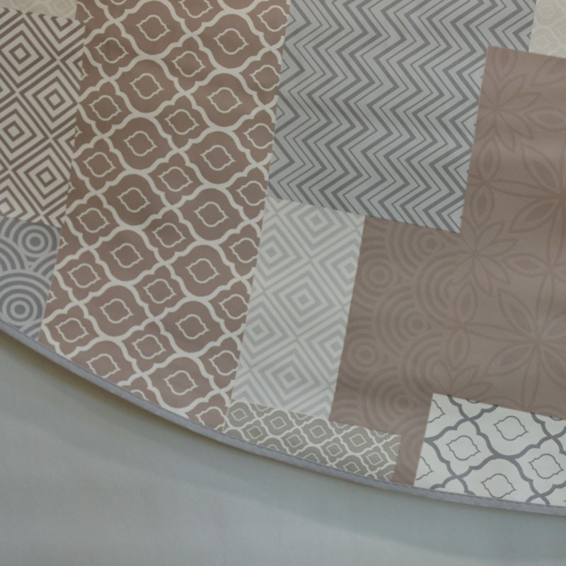 Toile cirée ronde grande largeur 180 cm avec un motif géométrique moderne dans les tons beige et taupe finie par un biais