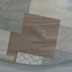 Toile cirée ronde grande largeur 180 cm avec un motif géométrique moderne dans les tons beige et taupe finie par un biais