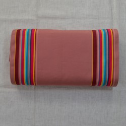 Toile à transat ou toile à chilienne avec des rayures colorées sur les bords