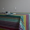 Nappe en sergé enduit à l'esprit basque avec un bayadère dans des tons de vert et prune
