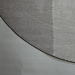 Toile cirée ronde Ø 160, un chemin de table bordé d'un point de croix dans des tons gris