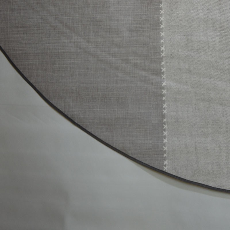 Toile cirée ronde Ø 160, un chemin de table bordé d'un point de croix dans des tons gris