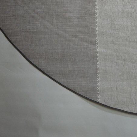 Toile cirée ronde Ø 160, un chemin de table bordé d'un point de croix dans des tons gris