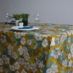 Toile ou tissu enduit pour nappage, un motif floral sur fond moutarde sur votre table pour un aspect moderne