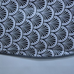 Toile cirée ronde Ø 160 de 4 à 6 couverts, finie par un biais avec un motif d'éventails noirs moderne