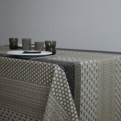 Nappe enduite en grande largeur, avec ourlet, Hubert, un motif chic et sobre sur votre table