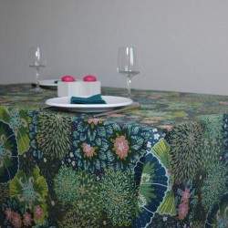 Nappe en toile enduite grande largeur avec ourlet et motif floral sur fond vert