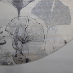 Toile cirée ronde Ø 160 Chimène, de larges feuilles grises sur fond blanc pour un aspect moderne
