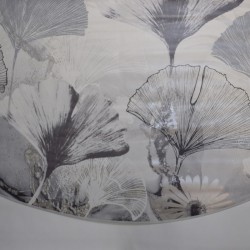 Toile cirée ronde Ø 160 Chimène, de larges feuilles grises sur fond blanc pour un aspect moderne