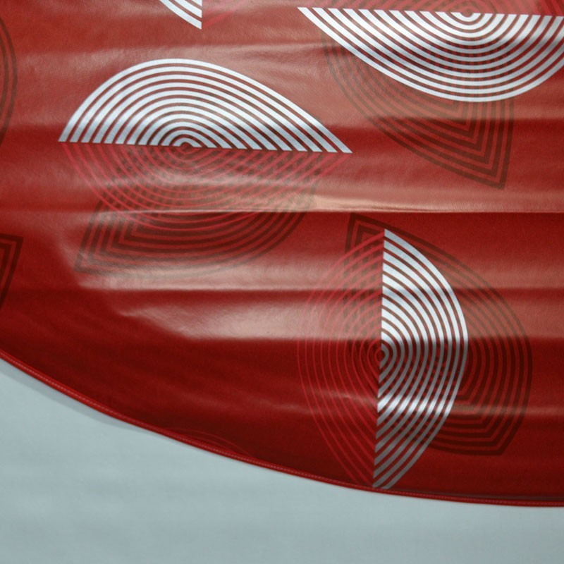 Toile cirée ronde de 4 à 6 couverts finie par un biais avec un motif original et argenté