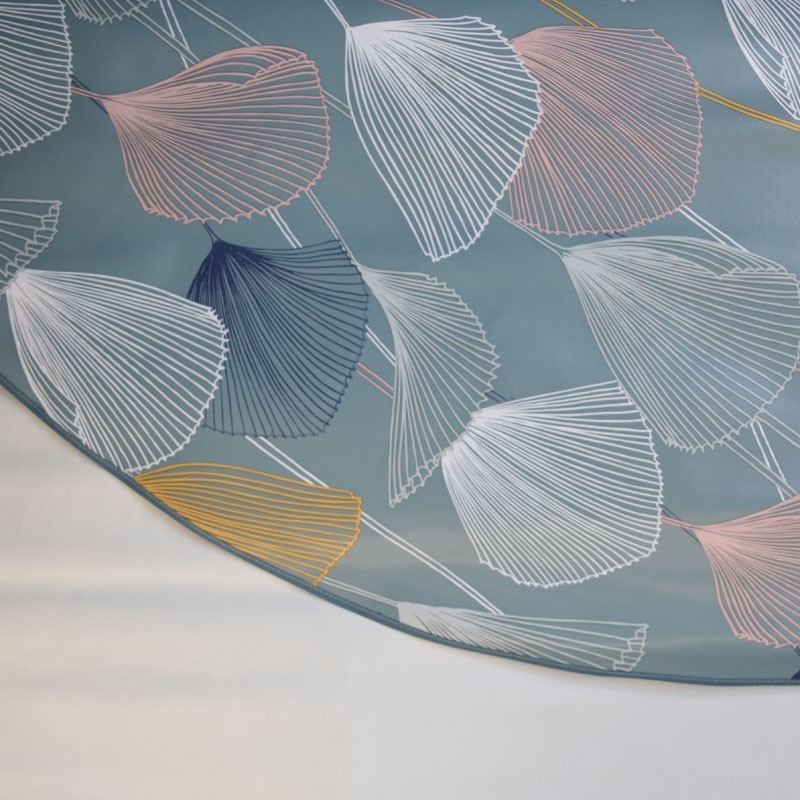 Toile cirée ronde Ø 160 Betty, de magnifiques feuilles de ginkgo colorées pour un aspect chic et très tendance sur votre table