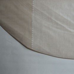 Toile cirée ronde pour 4 à 6 couverts finie par un biais à l'esprit "chemin de table" bordé par un point de croix