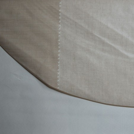 Toile cirée ronde pour 4 à 6 couverts finie par un biais à l'esprit "chemin de table" bordé par un point de croix
