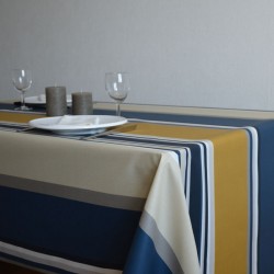 Nappe en toile enduite bayadère à l'esprit basque avec des rayures aux couleurs beige, moutarde et bleu marine