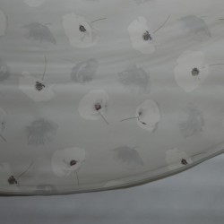 Toile cirée ronde 4 à 6 couverts avec de jolis coquelicots blancs, finie par un biais