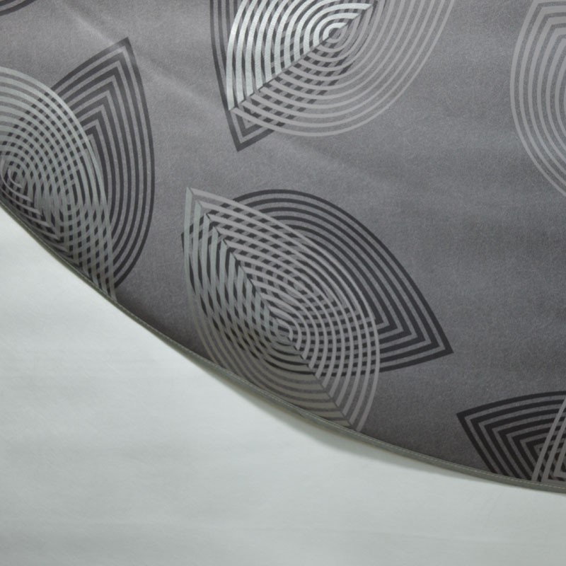 Toile cirée ronde Ø 155 pour 4 à 6 couverts avec un motif original et argenté sur fond anthracite