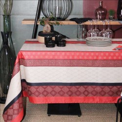 Nappe en jacquard enduit Trinité, un mélange de motifs originaux et modernes sur votre table