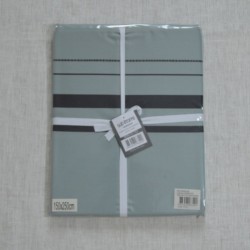 Nappe en jacquard polyester enduit avec un motif chic et sobre, existe en 4 couleurs