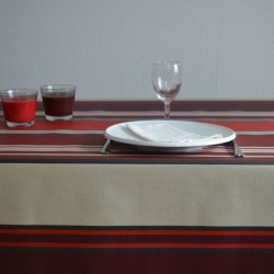 Nappe en toile enduite à l'esprit basque avec ses rayures rouges, bordeaux et naturel