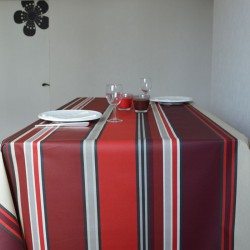 Nappe en toile enduite à l'esprit basque avec ses rayures rouges, bordeaux et naturel