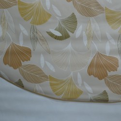 Toile cirée ronde, finie par un biais pour 4 à 6 couverts avec des feuilles de ginkgo sur fond écru