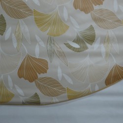 Toile cirée ronde, finie par un biais pour 4 à 6 couverts avec des feuilles de ginkgo sur fond écru