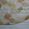 Toile cirée ronde, finie par un biais pour 4 à 6 couverts avec des feuilles de ginkgo sur fond écru