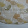 Toile cirée ronde, finie par un biais pour 4 à 6 couverts avec des feuilles de ginkgo sur fond écru