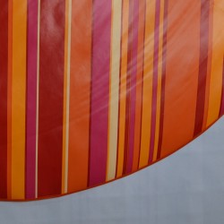 Toile cirée ronde, finie par un biais, pour 4 à 6 couverts, avec des rayures rouge-orangé