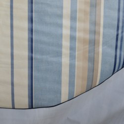 Toile cirée ronde, finie par un biais, pour 4 à 6 couverts, avec des rayures ciel et beige