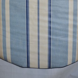 Toile cirée ronde, finie par un biais, pour 4 à 6 couverts, avec des rayures ciel et beige