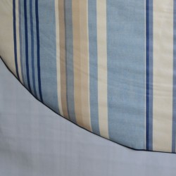 Toile cirée ronde, finie par un biais, pour 4 à 6 couverts, avec des rayures ciel et beige