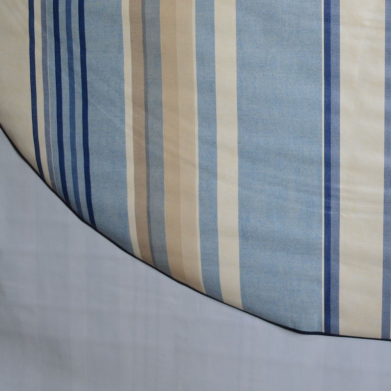 Toile cirée ronde, finie par un biais, pour 4 à 6 couverts, avec des rayures ciel et beige