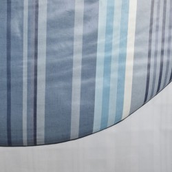 Toile cirée ronde, finie par un biais, pour 4 à 6 couverts, avec des rayures bleu-jeans