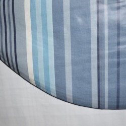 Toile cirée ronde, finie par un biais, pour 4 à 6 couverts, avec des rayures bleu-jeans