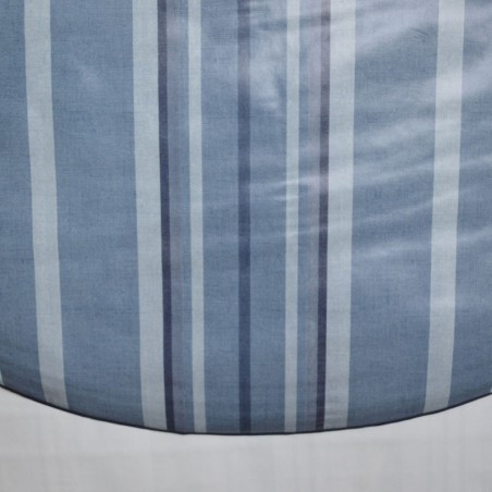 Toile cirée ronde, finie par un biais, pour 4 à 6 couverts, avec des rayures bleu-jeans