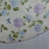 Toile cirée ronde, finie par un biais, pour 4 à 6 couverts, de jolis hortensias bleus et violacés