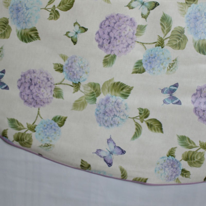 Toile cirée ronde, finie par un biais, pour 4 à 6 couverts, de jolis hortensias bleus et violacés