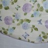 Toile cirée ronde, finie par un biais, pour 4 à 6 couverts, de jolis hortensias bleus et violacés