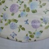 Toile cirée ronde, finie par un biais, pour 4 à 6 couverts, de jolis hortensias bleus et violacés