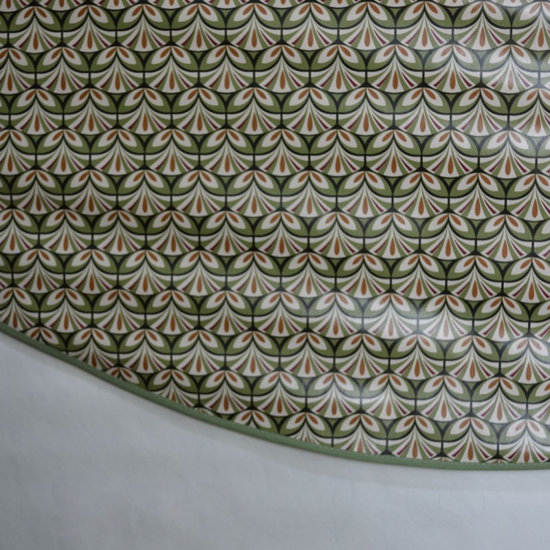 Toile cirée ronde, finie par un biais pour 4 à 6 couverts avec un motif original et moderne