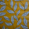Toile cirée standard avec un motif de feuilles sur fond moutarde