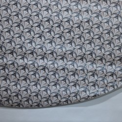 Toile cirée ronde Adam, finie par un biais, avec un motif original et moderne dans le gris