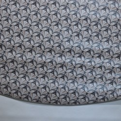 Toile cirée ronde Adam, finie par un biais, avec un motif original et moderne dans le gris