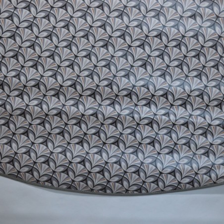Toile cirée ronde Adam, finie par un biais, avec un motif original et moderne dans le gris