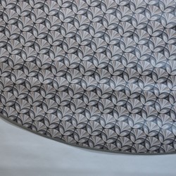 Toile cirée ronde Adam, finie par un biais, avec un motif original et moderne dans le gris
