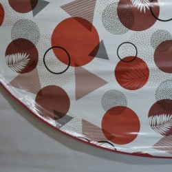 Toile cirée ronde Brigitte, finie par un biais, pour 4 à 6 couverts, avec des motifs géométriques rouges et anthracite