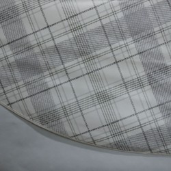 Toile cirée ronde Igor, finie par un biais, pour 4 à 6 couverts, avec un esprit "torchon gris"