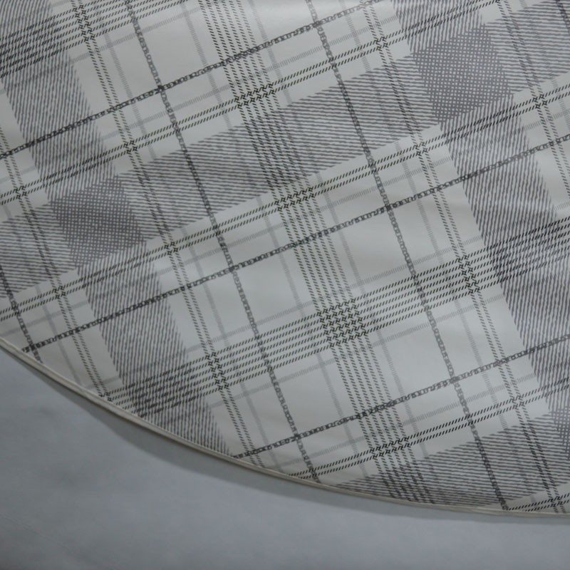 Toile cirée ronde Igor, finie par un biais, pour 4 à 6 couverts, avec un esprit "torchon gris"